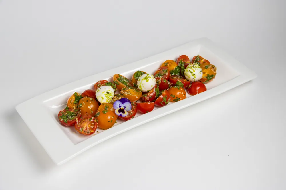 Пряная закуска из маринованных черри и моцареллы